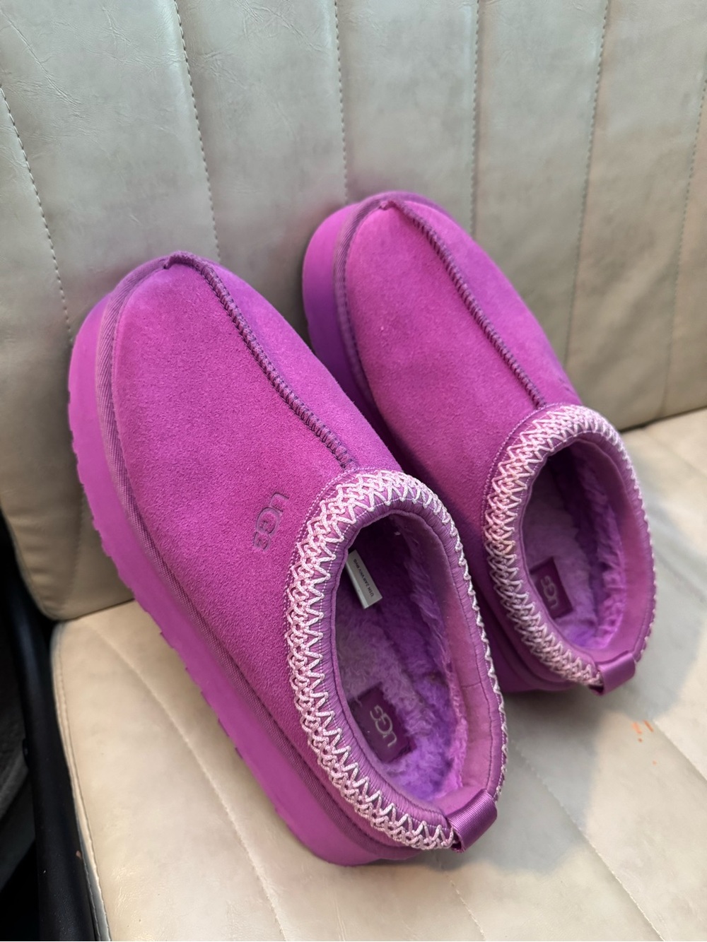 UGG Women’s Tazz in color Purple Ruby Size 10US - Picture 4 of 11